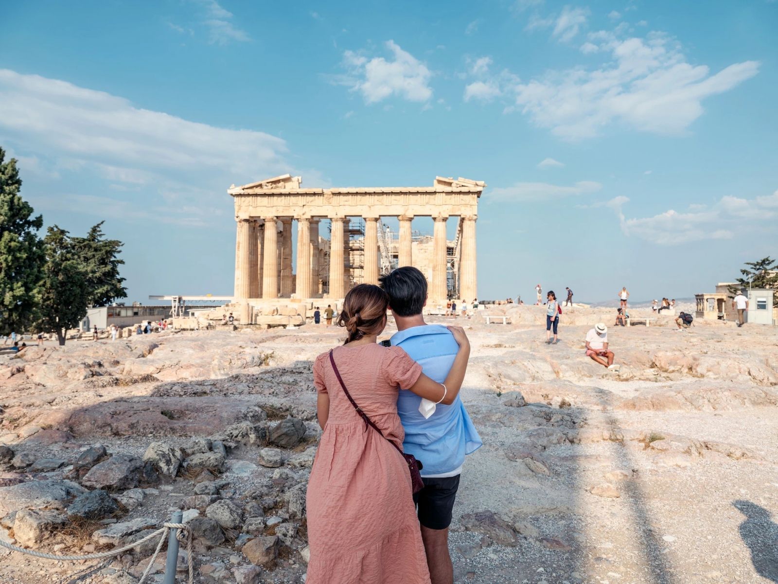Một cặp đôi đến thăm Acropolis ở Athens, Greece
