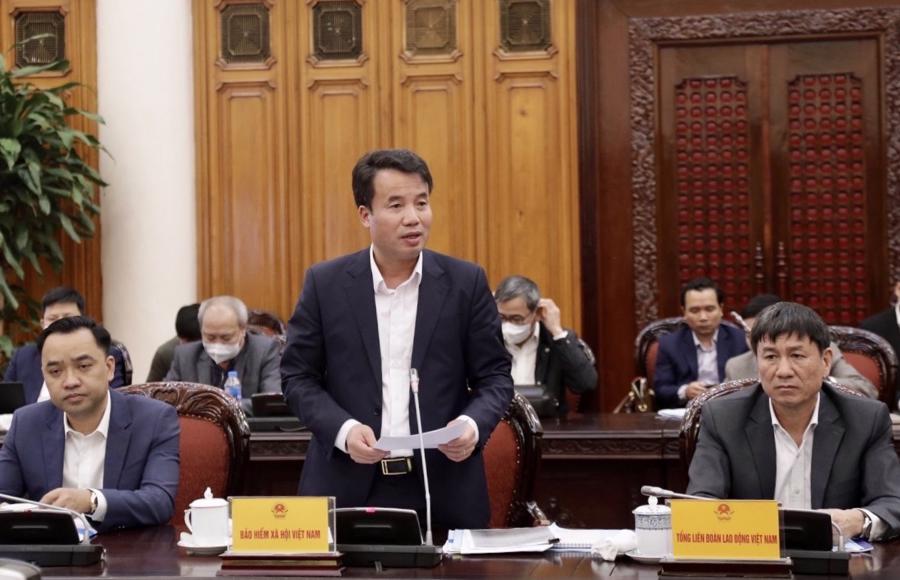 Tổng Giám đốc Bảo hiểm Xã hội Việt Nam Nguyễn Thế Mạnh báo cáo tại cuộc họp - Ảnh: VGP
