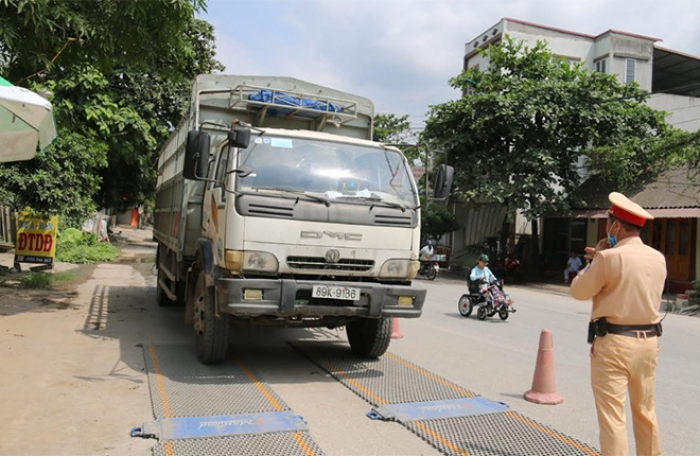 Đội Tuần tra kiểm soát giao thông số 3, Phòng Cảnh sát giao thông, Công an tỉnh Yên Bái cân kiểm tra tải trọng phương tiện.