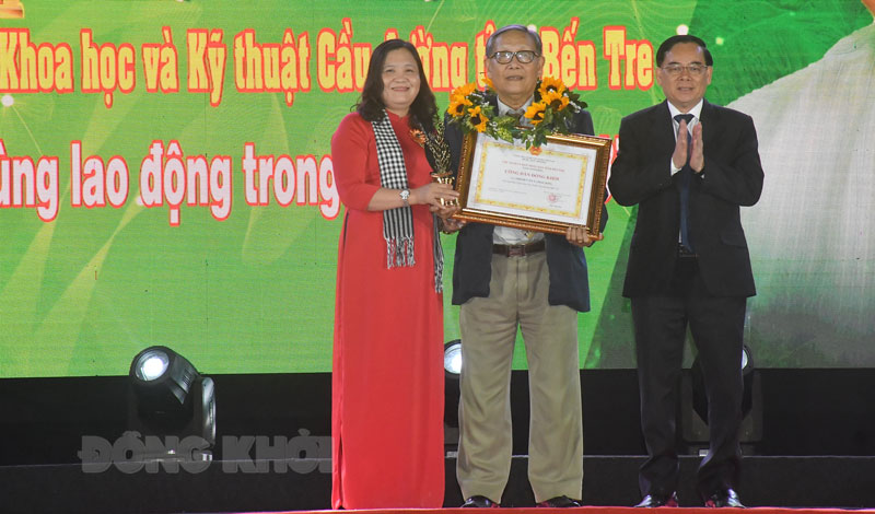 Trao danh hiệu “Công dân Đồng Khởi” cho ông Trịnh Văn Y - Chủ tịch Hội Khoa học kỹ thuật cầu đường Bến Tre (tháng 1-2021). Ảnh: Hữu Hiệp