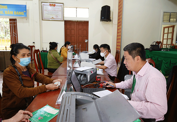 NHCSXH huyện Tương Dương giải ngân vốn cho hộ nghèo ở xã Lượng Minh