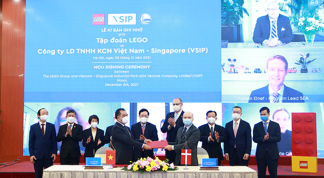 Phó Thủ tướng Thường trực Phạm Bình Minh chứng kiến buổi ký kết Biên bản ghi nhớ hợp tác giữa Tập đoàn LEGO và Công ty Liên doanh TNHH Khu Công nghiệp Việt Nam-Singapore.