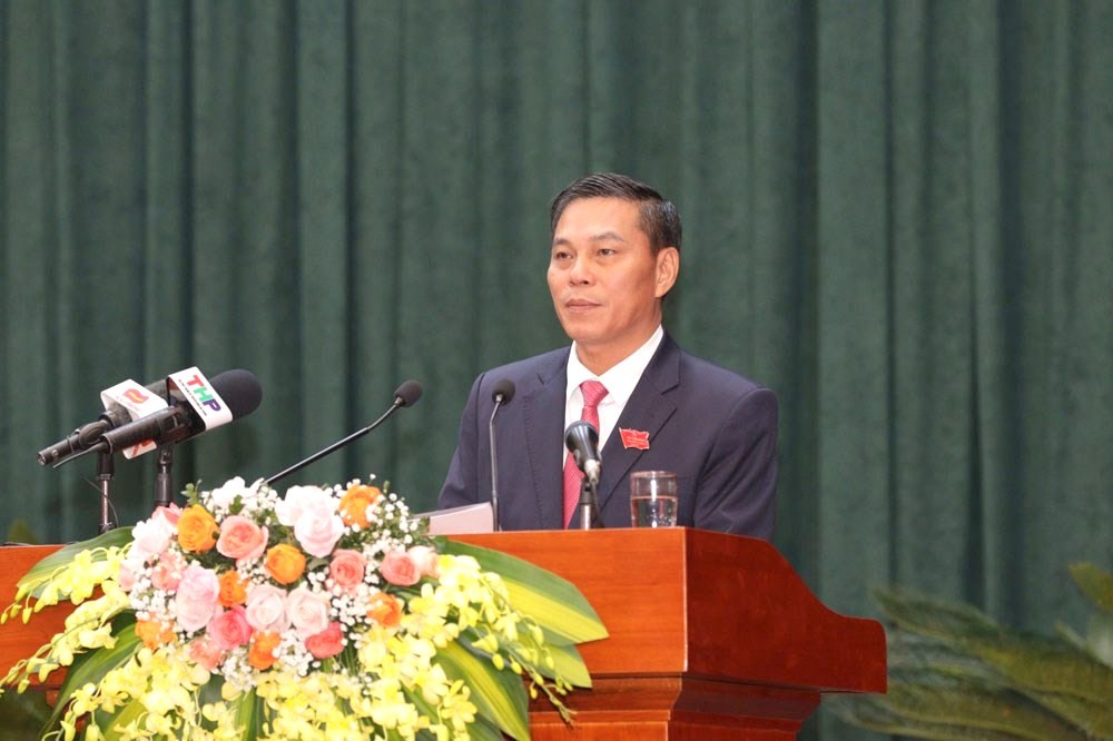 Chủ tịch UBND TP Nguyễn Văn Tùng báo cáo về kết quả thực hiện nhiệm vụ kinh tế - xã hội, quốc phòng - an ninh thành phố năm 2021 tại kỳ họp