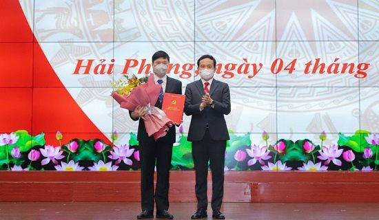 Ông Trần Lưu Quang Ủy viên TW Đảng, Bí thư Thành ủy Hải Phòng trao hoa chúc mừng Tân Phó chủ tịch UBND TP Hải Phòng