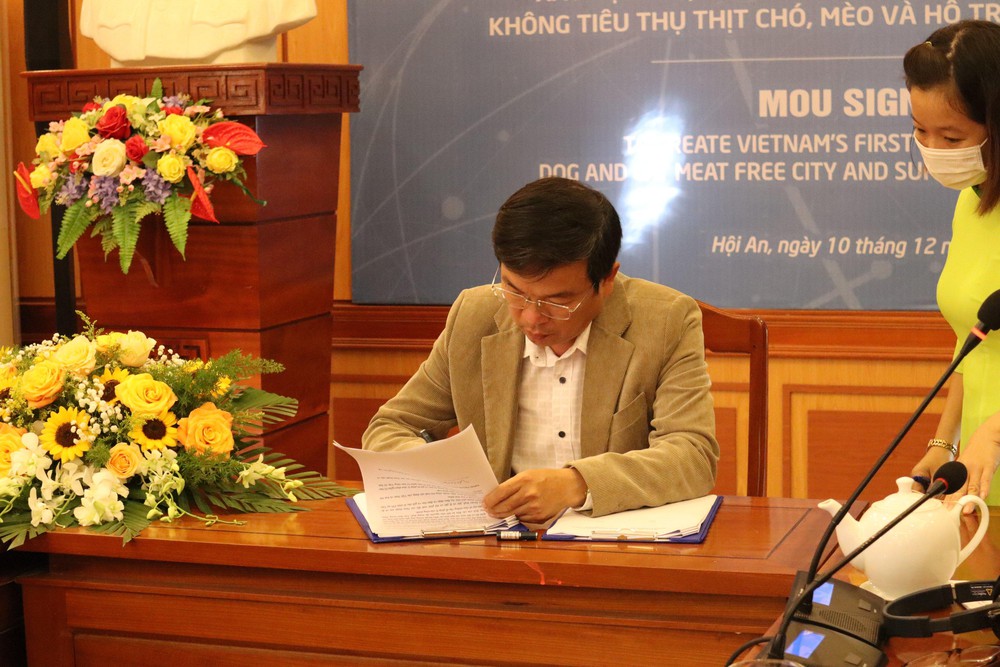 Ông Nguyễn Thế Hùng - Phó Chủ tịch TP Hội An, ký thỏa thuận với tổ chức FOUR PAWS về cam kết loại bỏ việc sử dụng thịt chó và mèo.
