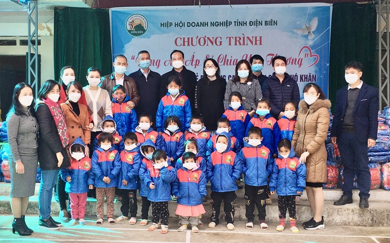 Lãnh đạo Hiệp hội tặng áo ấm cho học sinh Trường Phổ thông DTBT - TH & THCS xã Tênh Phông, huyện Tuần Giáo