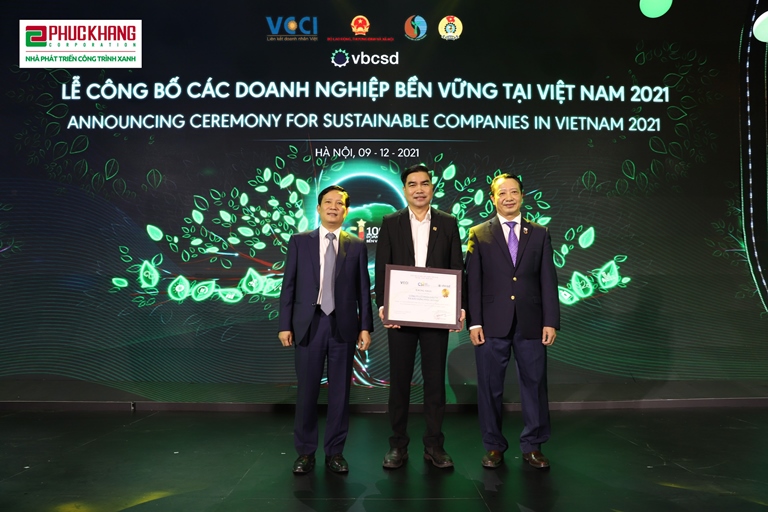 Ông Trần Tam - Chủ tịch Hội đồng Quản trị Phuc Khang Corporation - nhận giải thưởng Top 10 doanh nghiệp bền vững tại Việt Nam năm 2021