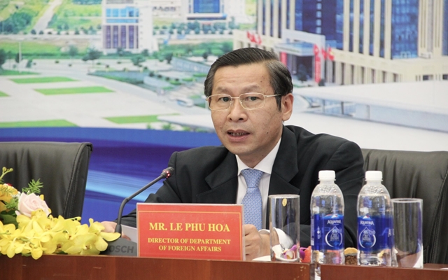 Ông Lê Phú Hòa, Giám đốc Sở Ngoại vụ tỉnh Bình Dương phát biểu tại Toạ đàm