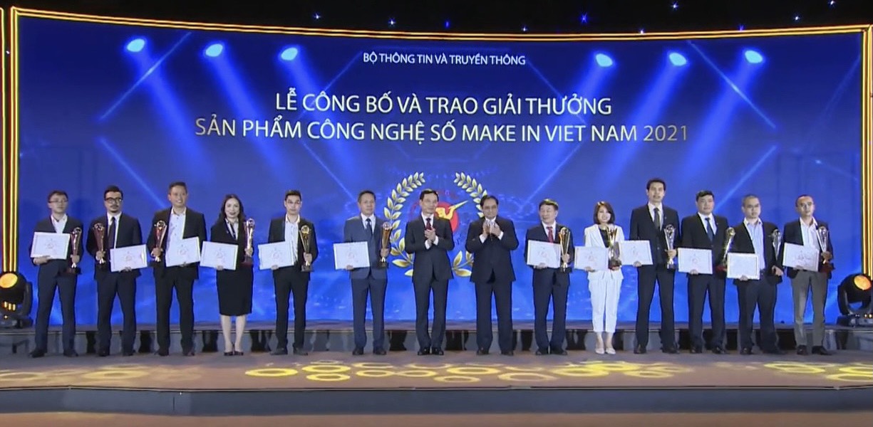 Thủ tướng Phạm Minh Chính trao giải thưởng cho những doanh nghiệp đạt giải cao nhất.