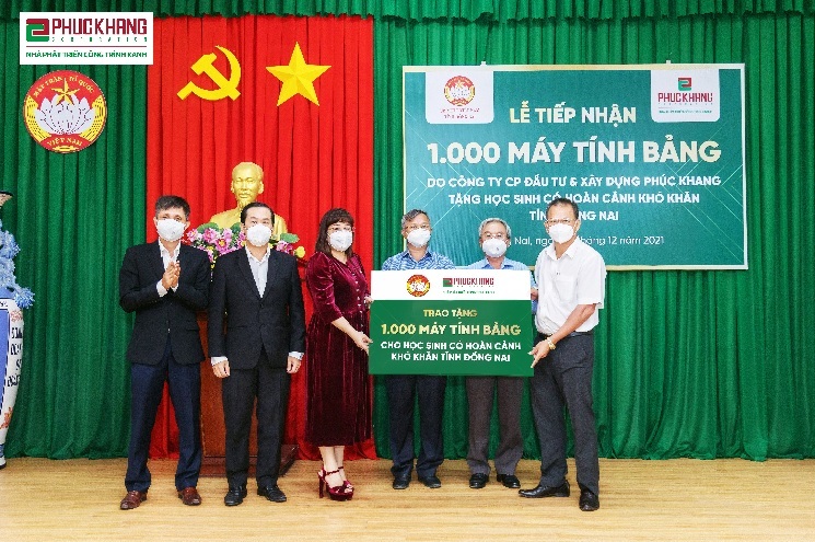 Bà Lưu Thị Thanh Mẫu – CEO Phuc Khang Corporation trao bảng tượng trưng 1.000 máy tính bảng hỗ trợ học sinh khó khăn cho lãnh đạo tỉnh Đồng Nai