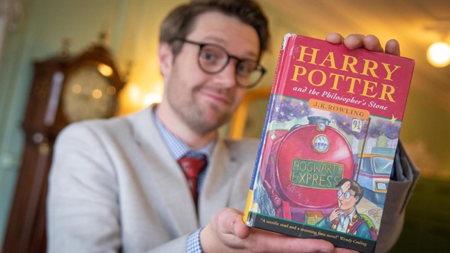 Bìa Harry Potter và hòn đá phù thủy - ấn bản đầu tiên