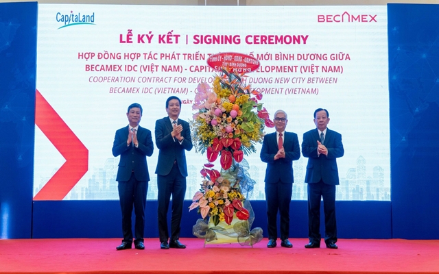 Ông Nguyễn Văn Hùng, Chủ tịch HĐQT Tổng Công ty Becamex IDC trao quà lưu niệm cho đại diện lãnh đạo Capitaland để mừng thành công của sự hợp tác