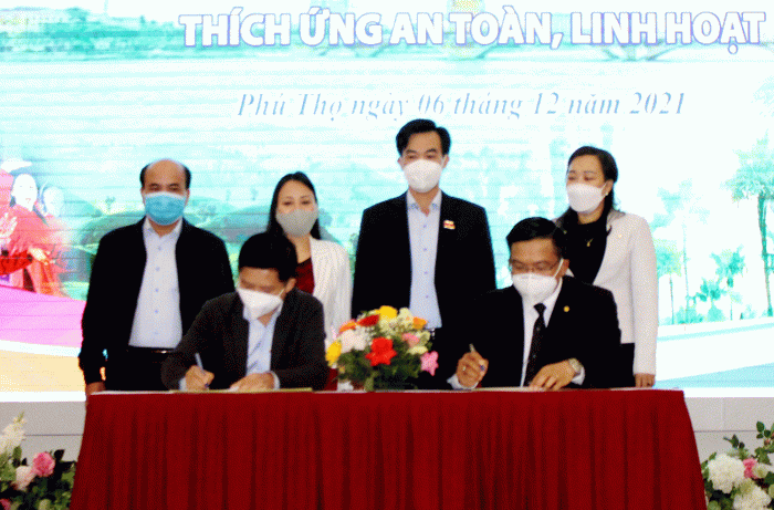 Đại diện Hiệp hội lữ hành Hà Nội và Câu lạc bộ Du lịch bền vững Vgreen cùng với Hiệp hội Du lịch Phú Thọ ký kết hợp tác phát triển
