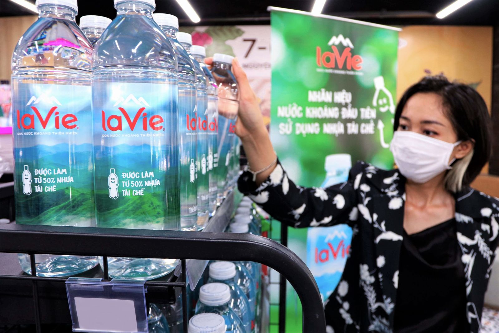 La Vie là thương hiệu nước khoáng đầu tiên tại Việt Nam sử dụng chai được làm từ nhựa tái sinh.