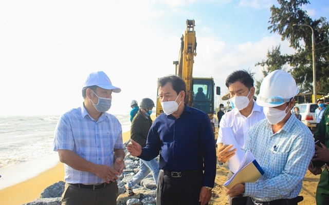 Chủ tịch UBND tỉnh Quảng Ngãi Đặng Văn Minh (Giữa) đi kiểm tra thực tế sạt lở bờ biển thôn Phổ Trường, xã Nghĩa An