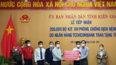 Ngân hàng Techcombank trao tặng 200.000 bộ kít xét nghiệm Covid-19 cho tỉnh Kiên Giang