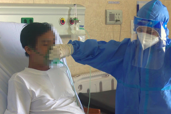 Y bác sĩ Bệnh viện Đa khoa Đồng Nai chăm sóc cho bệnh nhân mắc COVID-19 nặng/ Nguồn ảnh: báo tuoitre