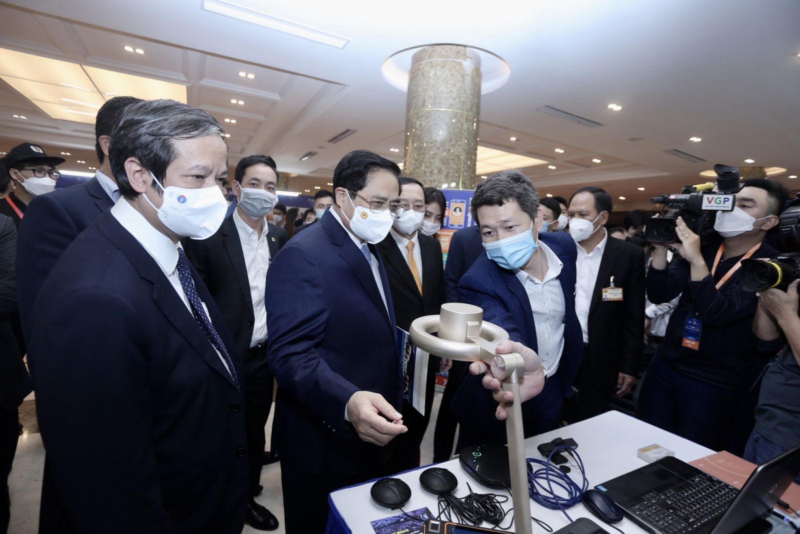 Thủ tướng Phạm Minh Chính và các đại biểu tham quan trưng bày các sản phẩm ứng dụng công nghệ sáng tạo