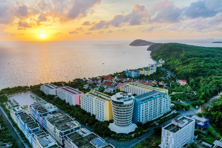 Khu nghỉ dưỡng Premier Residences Phu Quoc Emerald Bay với thiết kế thùng nước mắm đặc sắc, nằm trong tổ hợp bãi Kem