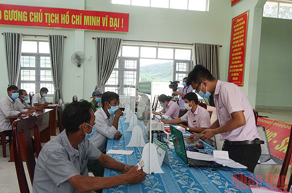 Phòng giao dịch NHCSXH huyện Đồng Xuân giải ngân vốn vay cho khách hàng bị ảnh hưởng bởi dịch COVID-19 tại xã vùng cao Phú Mỡ