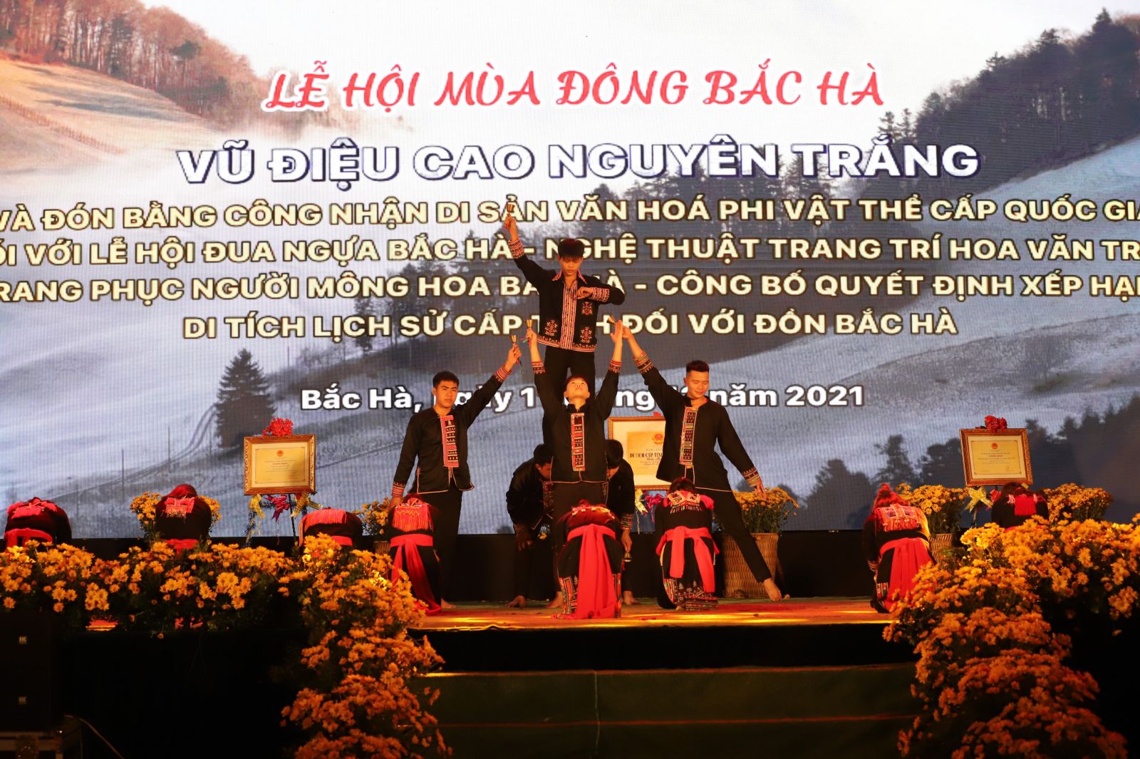 Vũ điệu cao nguyên trắng tại lễ hội mùa đông Bắc Hà, Lào Cai