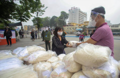 Hà Tĩnh hỗ trợ gần 230 tấn gạo cho người dân khó khăn vì COVID