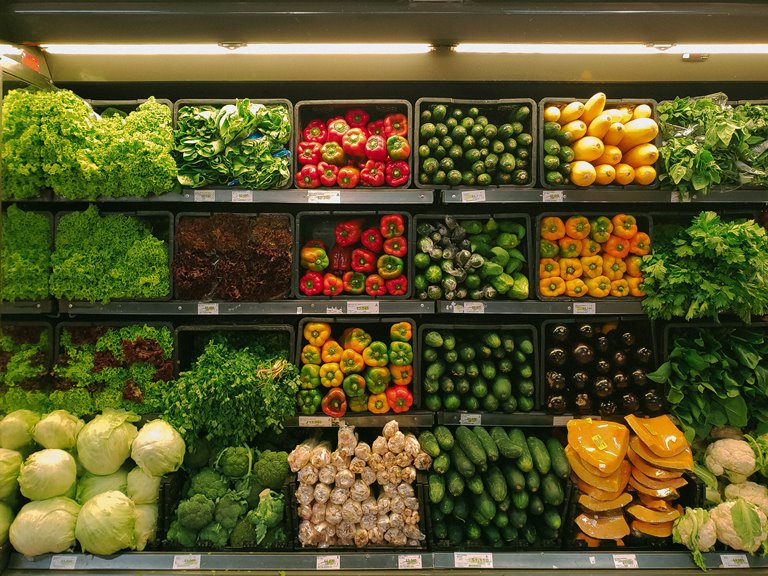 1 gian hàng rau củ quả tươi ở siêu thị tại EU