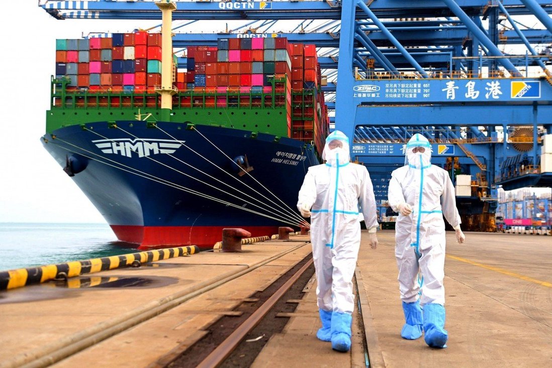Lực lượng y tế kiểm tra cảng vận chuyển ở thành phố Thanh Đảo, Trung Quốc