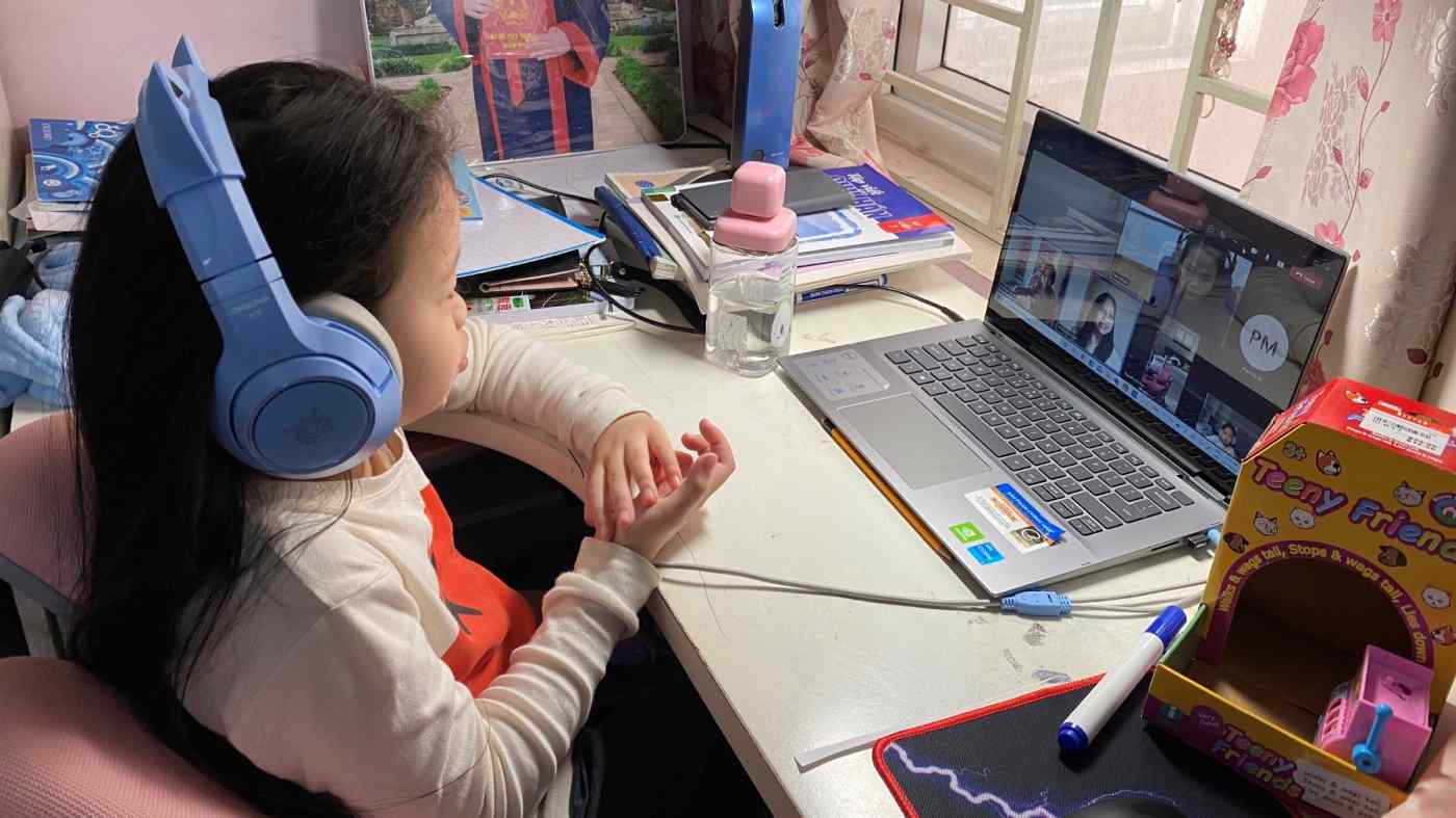 Trẻ học online tại nhà trong thời gian dịch bệnh