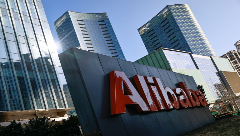 Logo của Tập đoàn Alibaba tại văn phòng của nó ở Bắc Kinh, Trung Quốc vào ngày 5 tháng 1 năm 2021