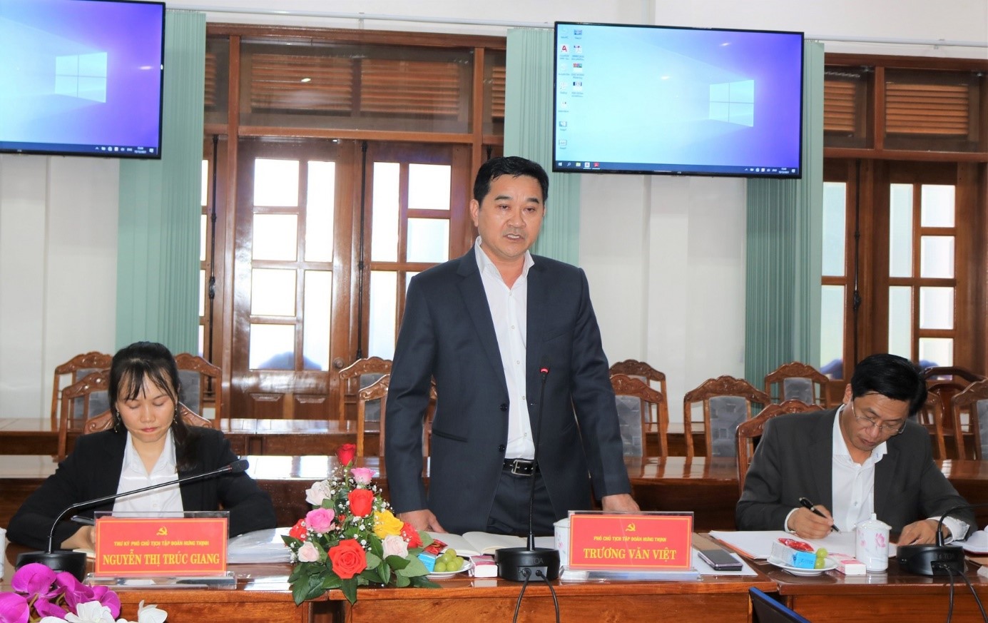 ông Trương Văn Việt - Phó Chủ tịch Tập đoàn Hưng Thịnh và các thành viên trong đoàn công tác thuộc Tập đoàn Hưng Thịnh