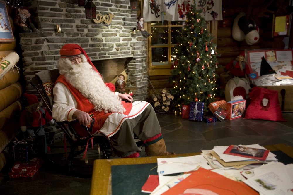 Hình ảnh người đàn ông hoá trang thành ông già Noel trong văn phòng của ông già Noel