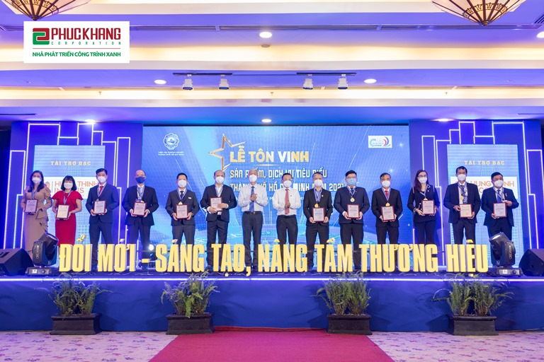 Lãnh đạo TP.HCM và HUBA trao chứng nhận “Sản phẩm, Dịch vụ tiêu biểu TP. Hồ Chí Minh năm 2021” cho đại diện các doanh nghiệp