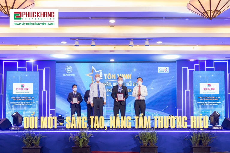 Ông Nguyễn Kiên Cường (ở giữa) đại diện Phuc Khang Corporation nhận danh hiệu “Sản phẩm, Dịch vụ tiêu biểu TP. Hồ Chí Minh năm 2021”