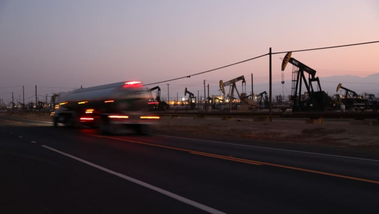 Mỏ dầu Belridge vào ngày 3 tháng 11 năm 2021, gần McKittrick, California