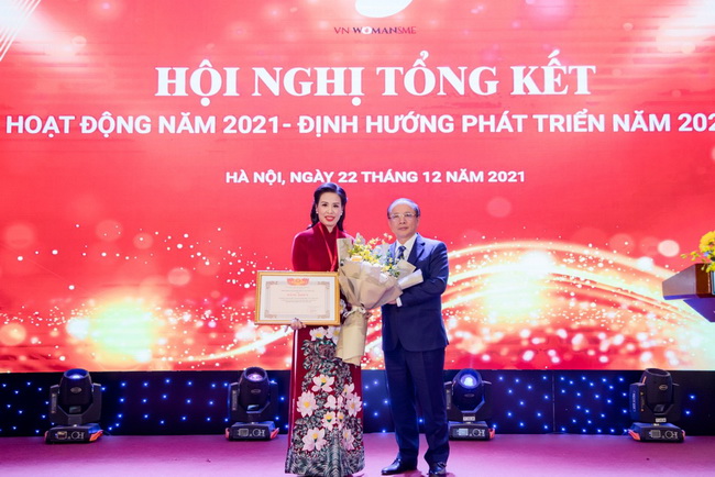 Ông Nguyễn Văn Thân - Chủ tịch Hội doanh nghiệp nhỏ và vừa Việt Nam trao tặng Bằng khen cho Vinawomansme