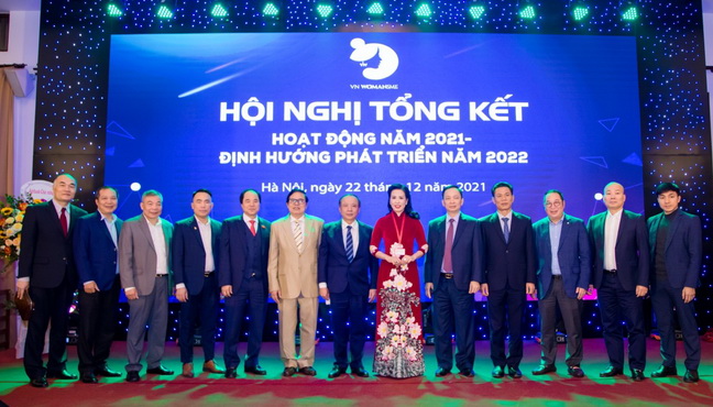 Bà Lê Thị Minh Hoa - Chủ tịch Hiệp hội Doanh nghiệp nhỏ và vừa Việt Nam cùng các đại biểu tham dự Hội nghị