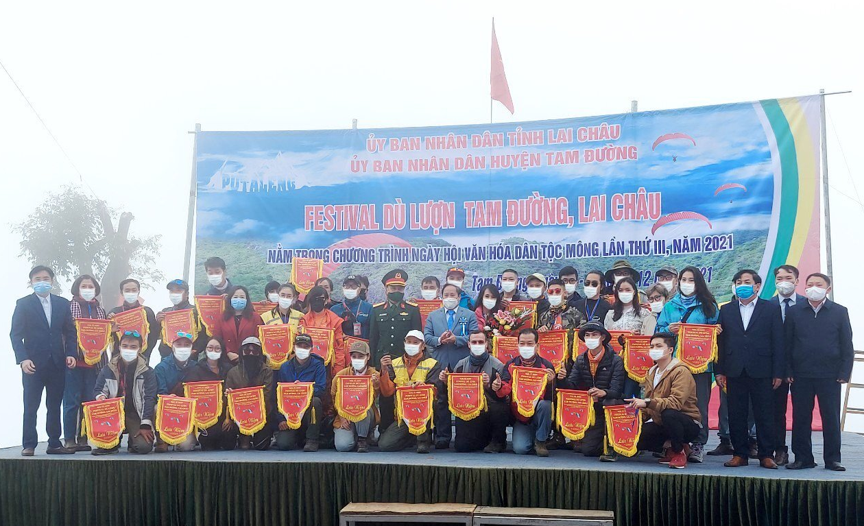 Các vận động viên tham dự Festivan dù lượn Tam Đường. Khai mạc tại bản Sì Thâu Chải, xã Hồ Thầu, huyện Tam Đường, tỉnh Lai Châu.