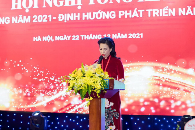 Bà Lê Minh Hoa - Chủ tịch Hiệp hội Nữ doanh nhân doanh nghiệp nhỏ và vừa Việt Nam (Vinawomansme) trình bày báo cáo tổng kết năm 2021.