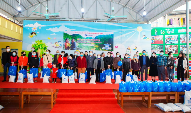 BLĐ Natrumax cùng các đại điểu trao quà cho các gia đình hộ nghèo, giáo viên có HCKK trên địa bàn thành phố Lào Cai