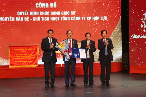 Đại diện Tổ chức Kỷ lục Việt Nam đã trao quyết định công nhận chức danh Giáo sư của Viện Đại Học Kỷ Lục Thế giới cho TS Nguyễn Văn Đệ.