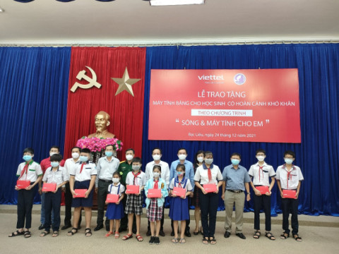 Viettel tặng hơn 2.500 máy tính bảng cho học sinh nghèo ở Bạc Liêu