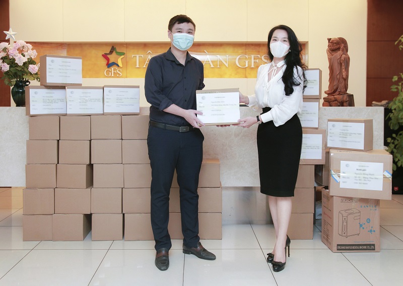 Ảnh minh họa(Ảnh: Bà Nguyễn Hồng Hạnh trao tặng thùng thuốc và các trang thiết bị phòng, chống và điều trị bệnh SARS-CoV-2 tới CBNV Tập đoàn GFS)