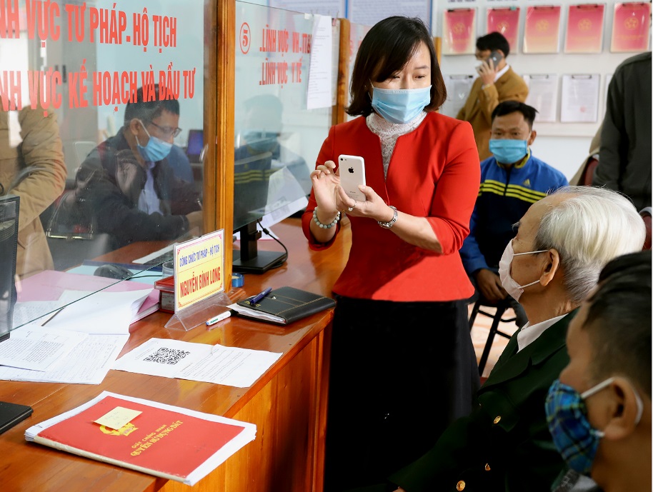 Cán bộ UBND huyện Thanh Ba hướng dẫn người dân thực hiện TTHC trực tuyến tại UBND xã Khải Xuân