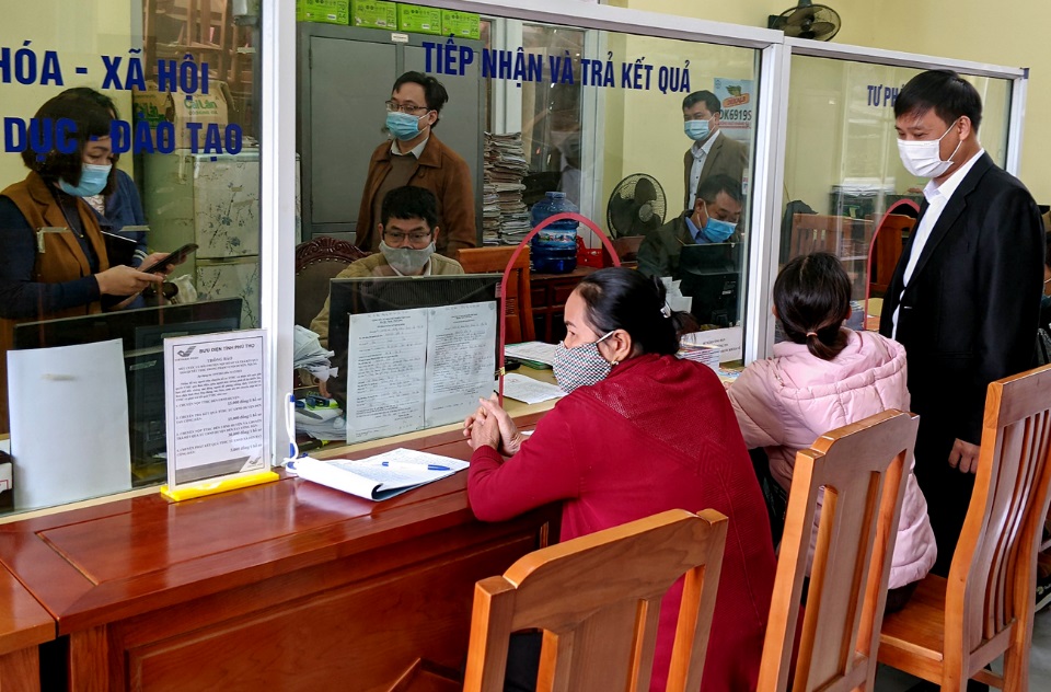 Cán bộ Sở Thông tin và Truyền thông hướng dẫn người dân thực hiện TTHC tại xã Hoàng Cương, huyện Thanh Ba