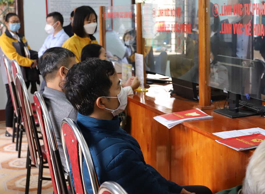 Người dân đến thực hiện TTHC trực tuyến tại UBND xã Khải Xuân, huyện Thanh Ba