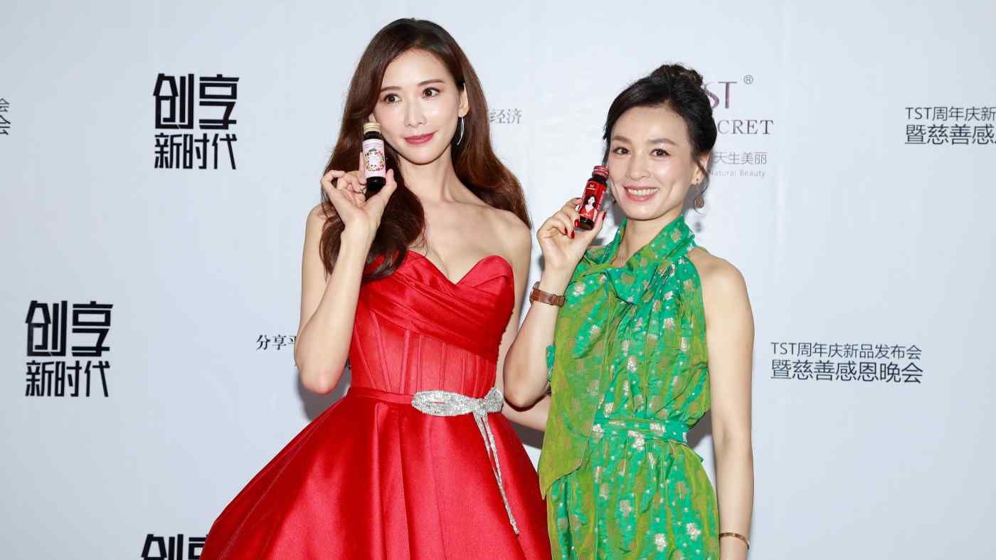 Người sáng lập thương hiệu làm đẹp TST Zhang Ting, bên phải, cùng với nữ diễn viên Đài Loan Lâm Chí Linh ở Nam Kinh vào năm 2018