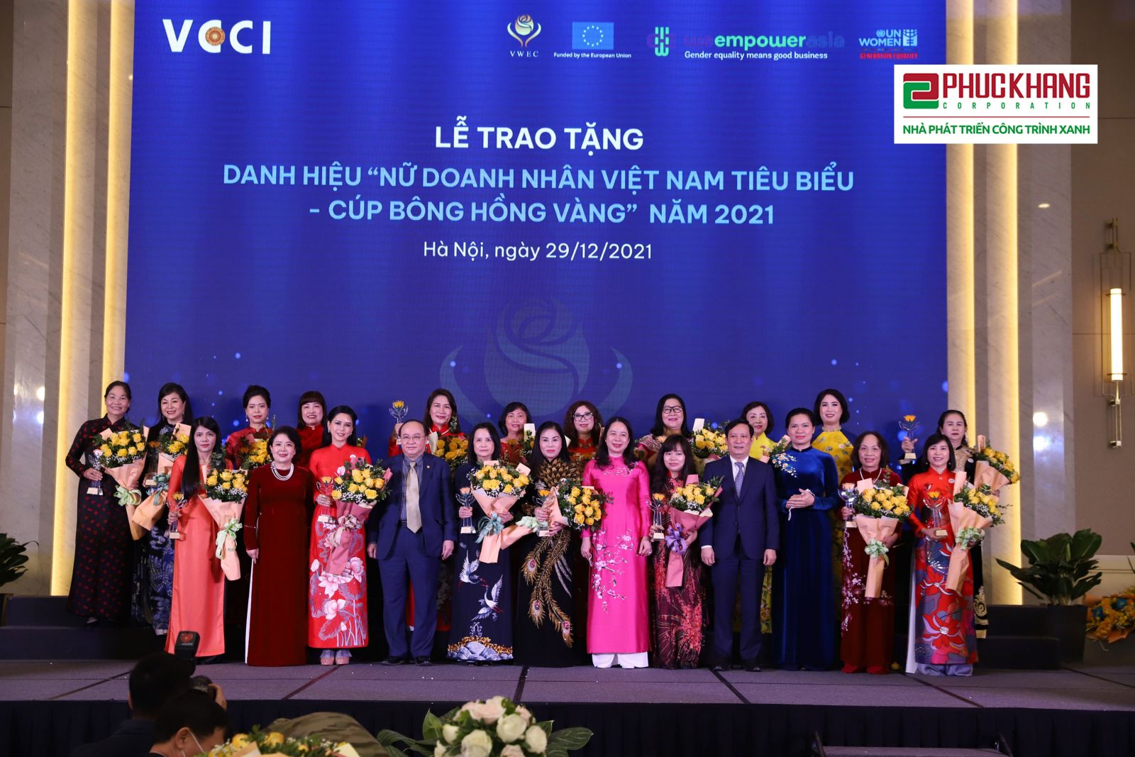 Phó Chủ tịch nước Võ Thị Ánh Xuân và ông Phạm Tấn Công - Chủ tịch Phòng Thương mại và Công nghiệp Việt Nam (VCCI) tặng hoa và cúp cho các nữ doanh nhân