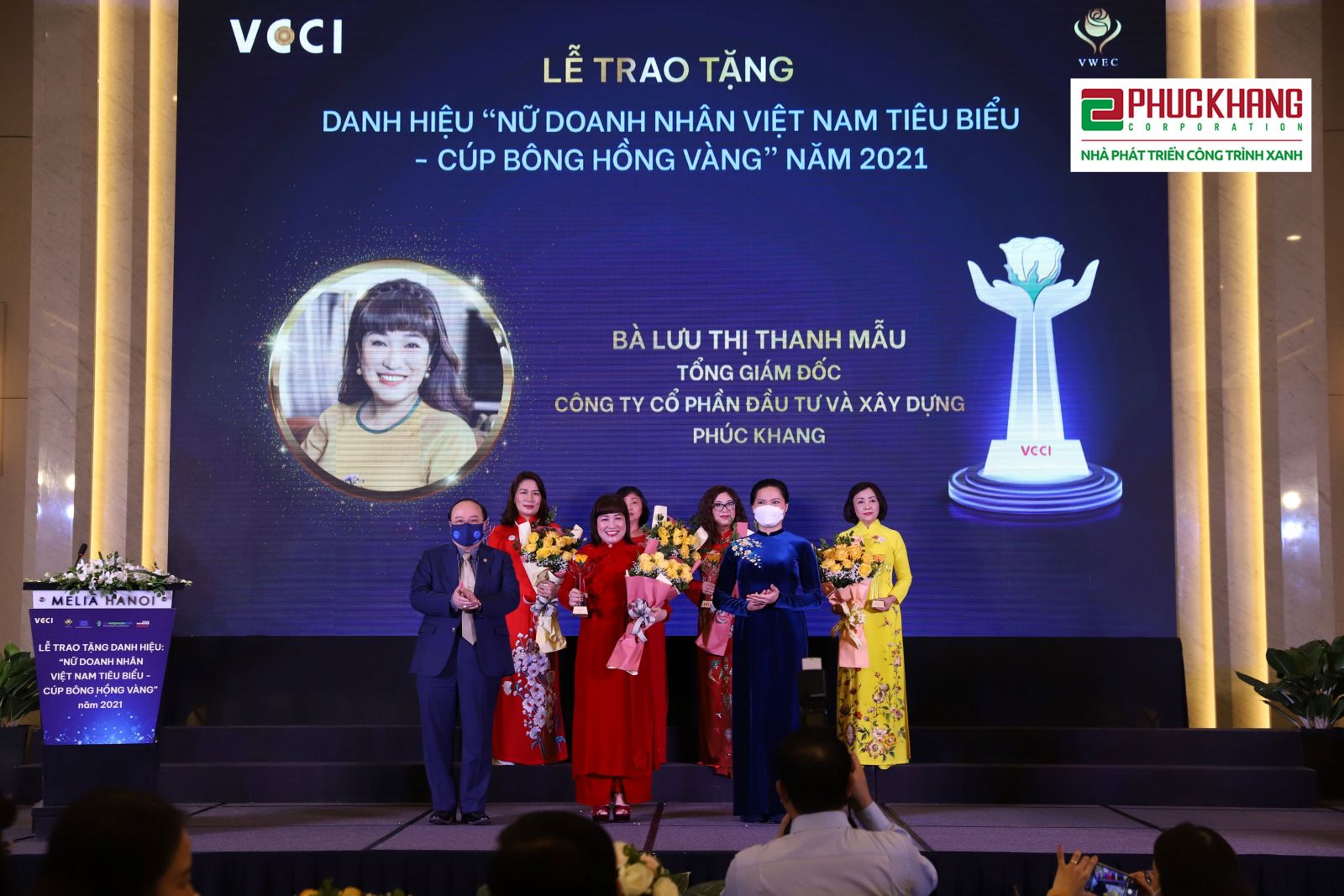 Bà Lưu Thị Thanh Mẫu, Tổng giám đốc Công ty Cổ phần Đầu tư và xây dựng Phúc Khang được Chủ tịch Hội LHPN Việt Nam Hà Thị Nga và đại diện VCCI trao tặng Cúp và hoa