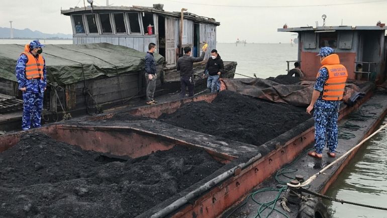 Lực lượng trinh sát của Cảnh sát biển Việt Nam bắt giữ 2 tàu chở 220 tấn than không rõ nguồn gốc